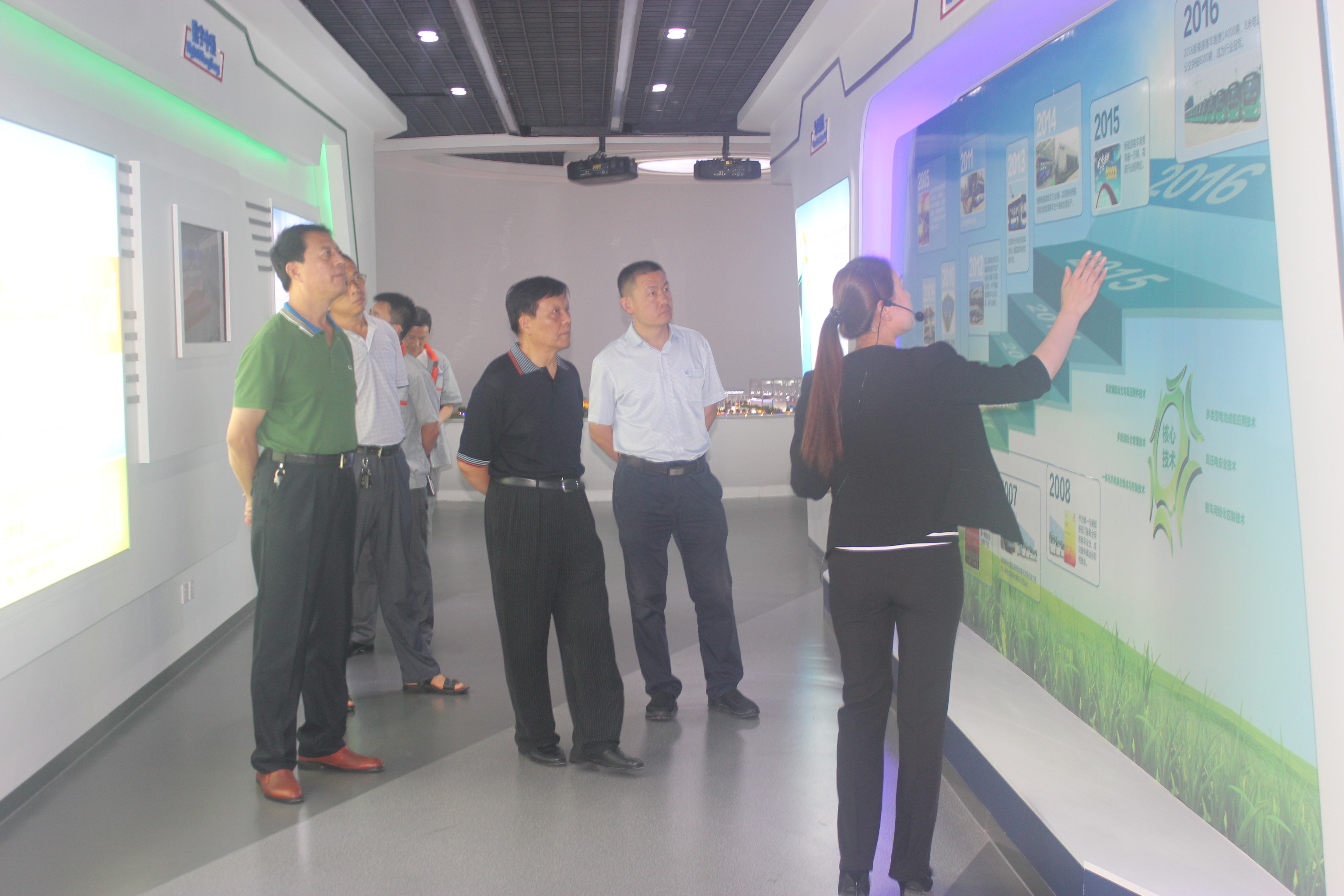 参观中通客车展厅 参观中通客车展厅